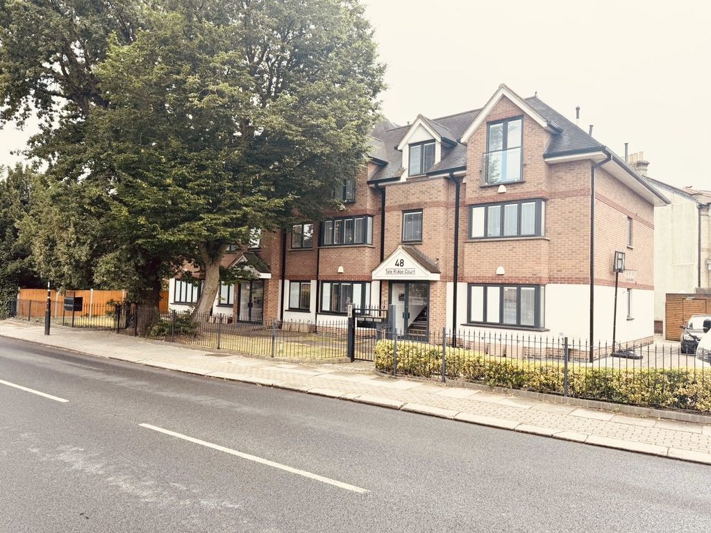 Property photo 1 of 11 2 Bed Flat Located On The Ridgeway, Enfield, En2