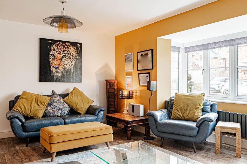 Property photo 2 of 32 Living Room (1)