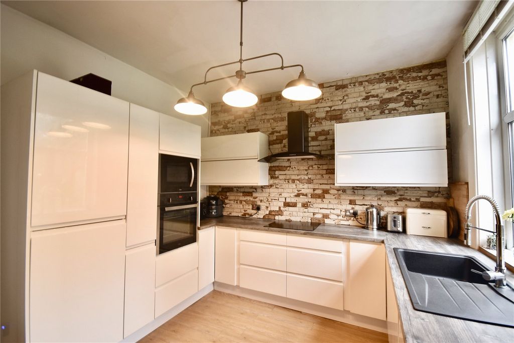 Property photo 3 of 18 Kitchen