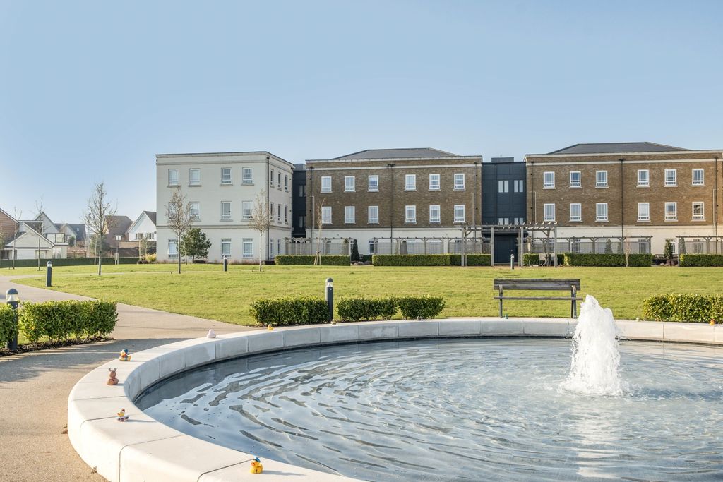 Property photo 1 of 17 Communal Gardens