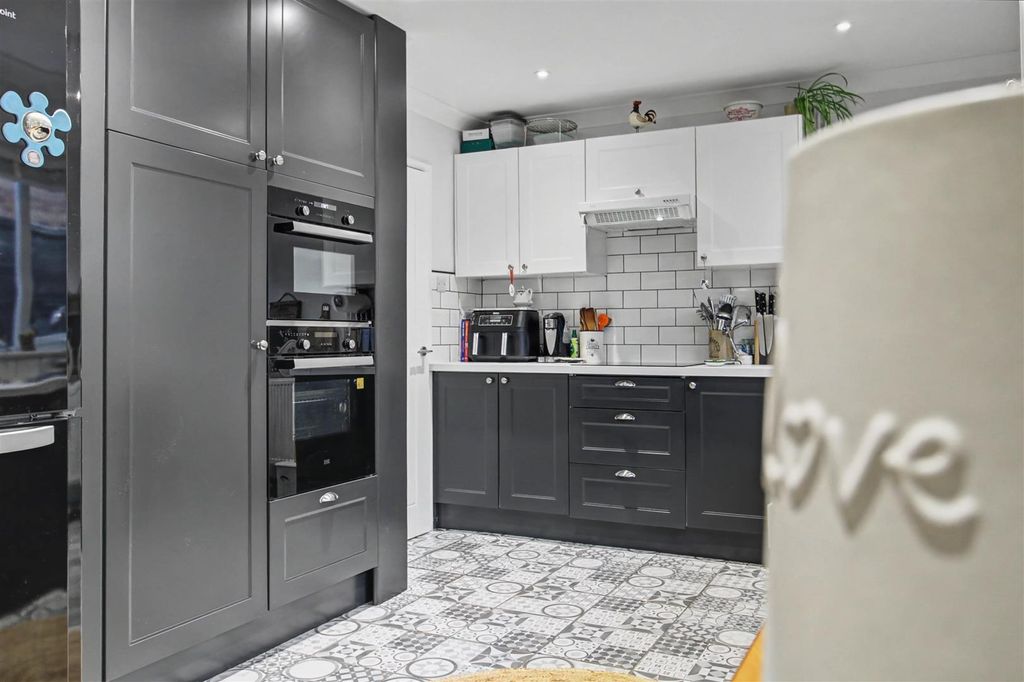 Property photo 3 of 14 Kitchen