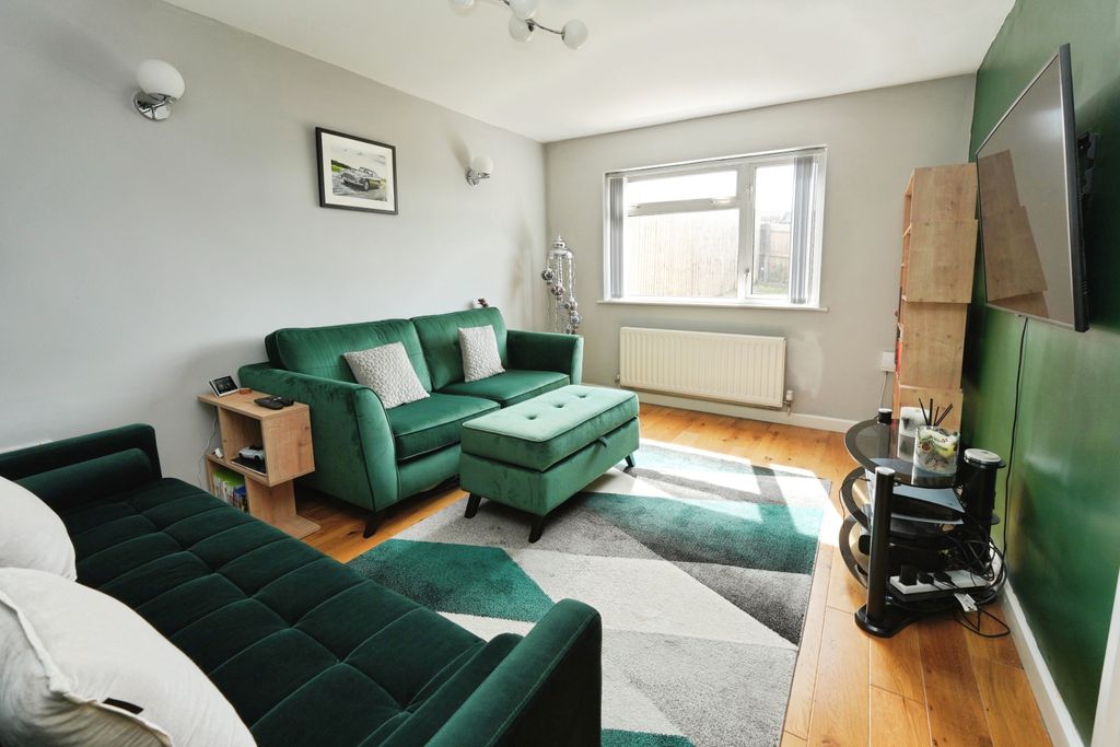 Property photo 3 of 19 Lounge