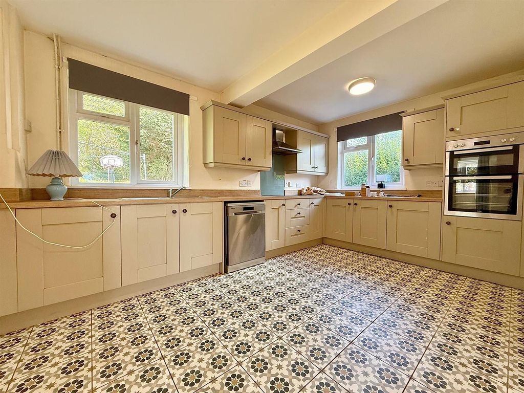 Property photo 3 of 23 Kitchen/Breakfast Room