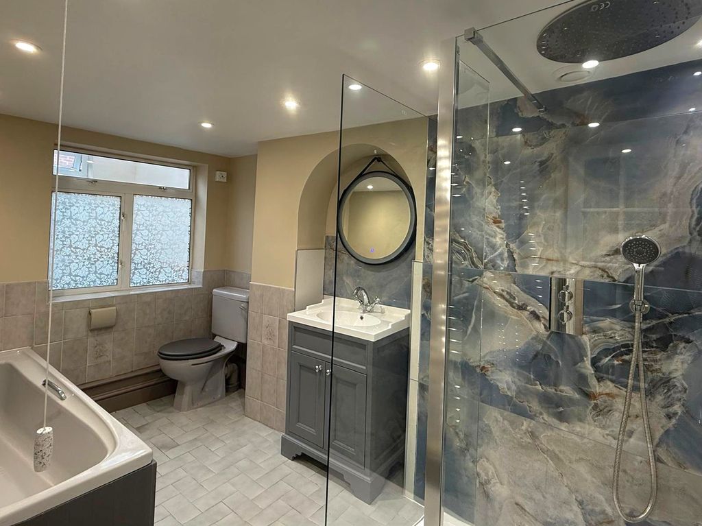 Property photo 2 of 12 Bathroom