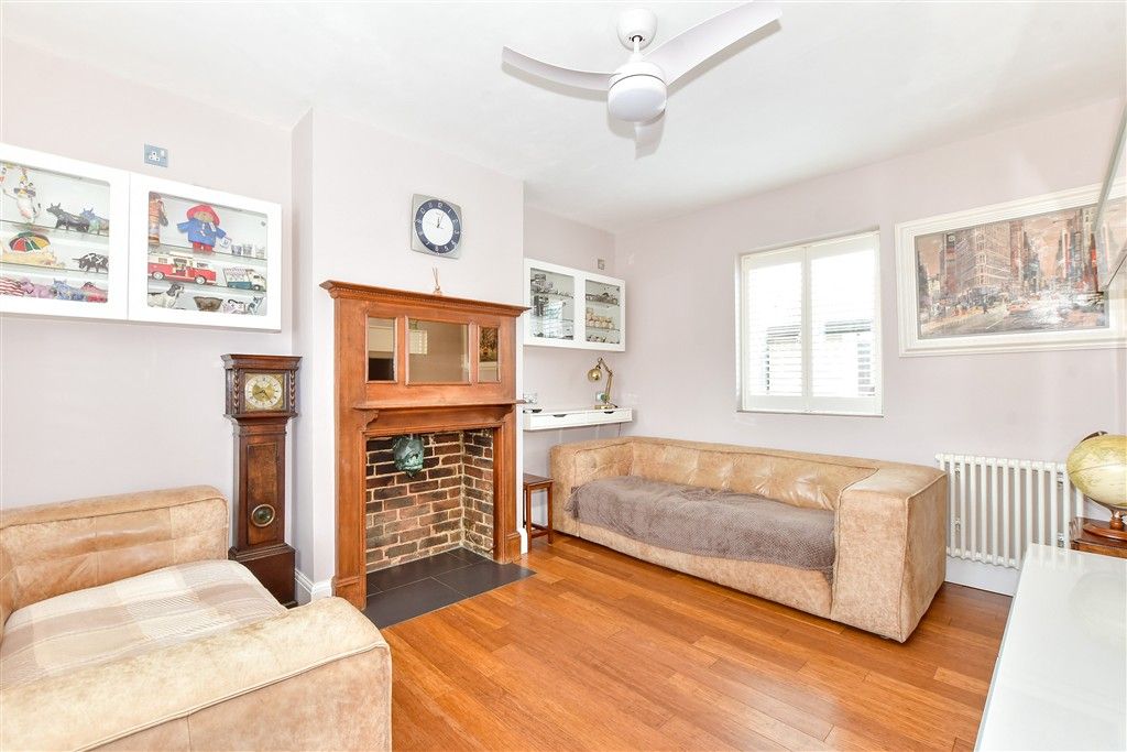 Property photo 3 of 14 Lounge