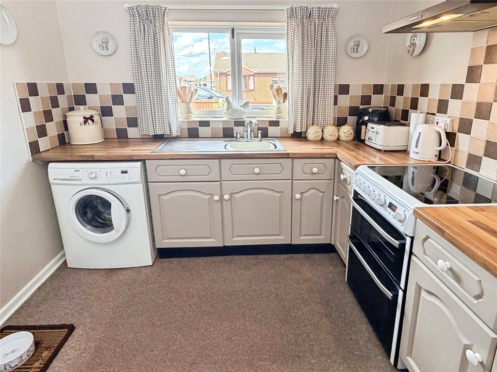 Property photo 3 of 11 Kitchen