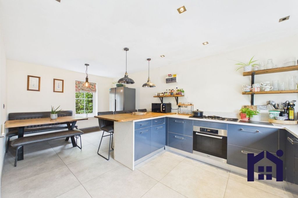 Property photo 2 of 25 Dining Kitchen