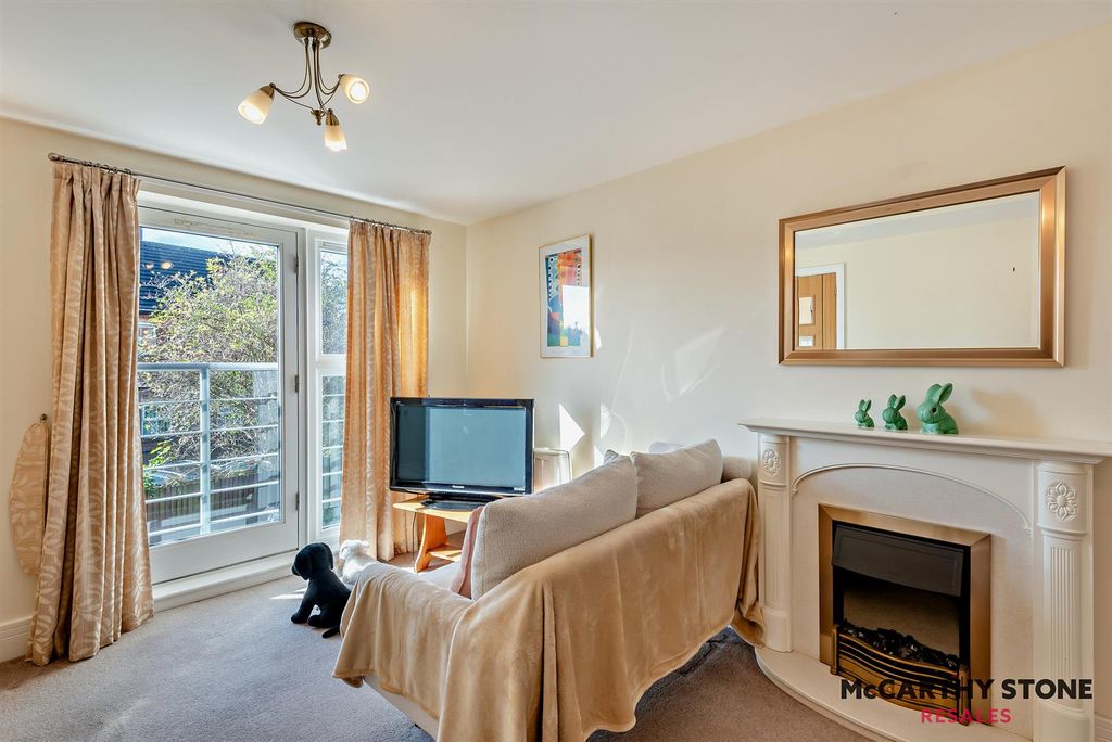 Property photo 3 of 18 Lounge