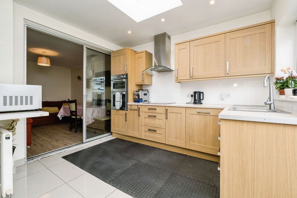 Property photo 3 of 17 Kitchen