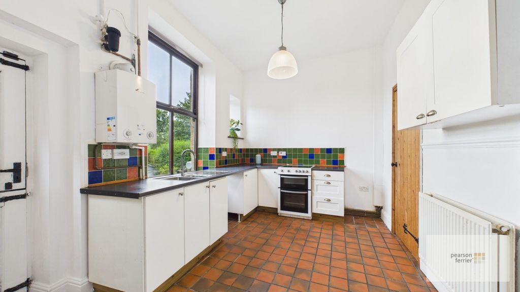 Property photo 3 of 11 Kitchen
