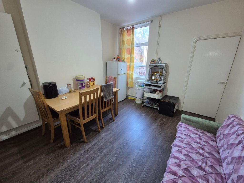 Property photo 3 of 7 Dining