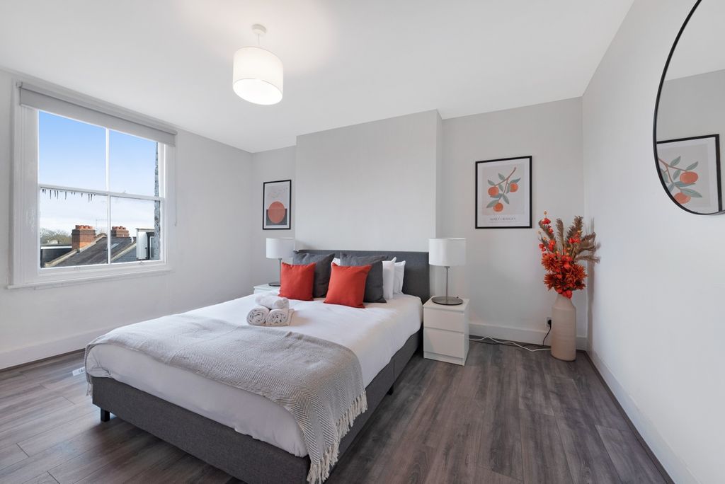 Property photo 3 of 15 Archway Road 7