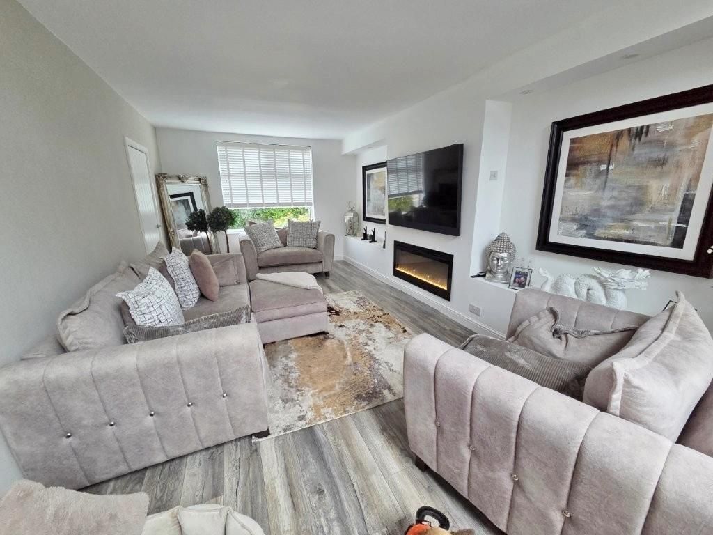 Property photo 3 of 14 Lounge 2