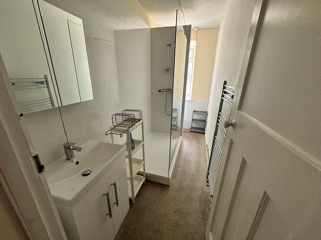 Property photo 3 of 17 A Modern And Clean Bathroom Featuring A Spacious S...