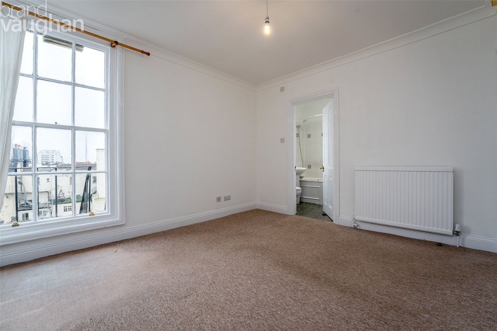 Property photo 3 of 9 Bedroom