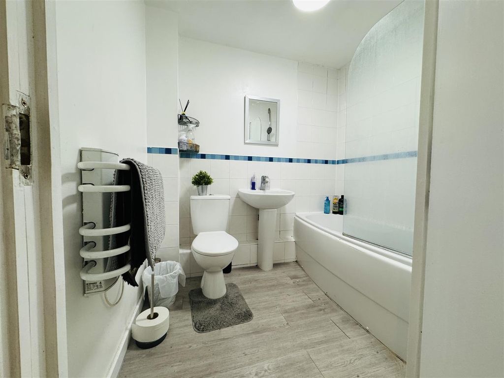 Property photo 1 of 10 Sharing Bathroom