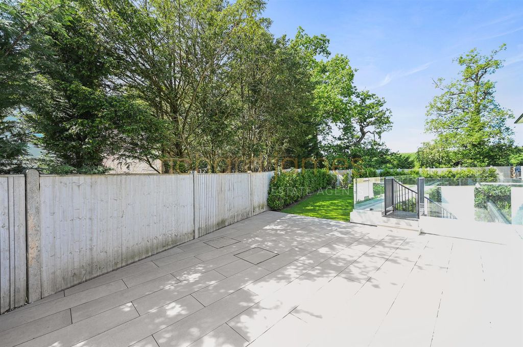 Additional image 25 of 3 bed flat to rentElizabeth Grove, Bushey Heath WD23