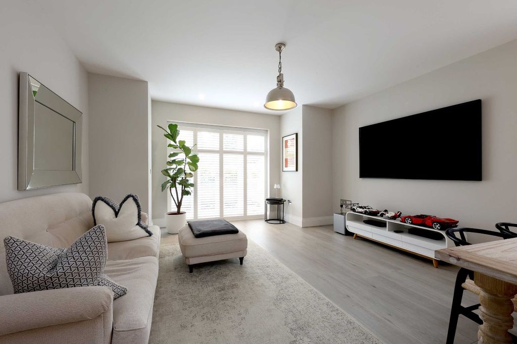 Additional image 5 of 2 bed flat for saleStation Road, Beaconsfield, Buckinghamshire HP9