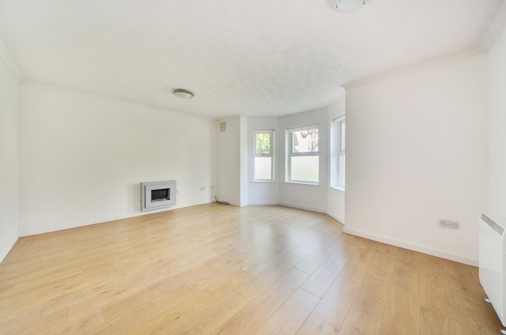 Property photo 2 of 12 1482665-10-6A3Aac...