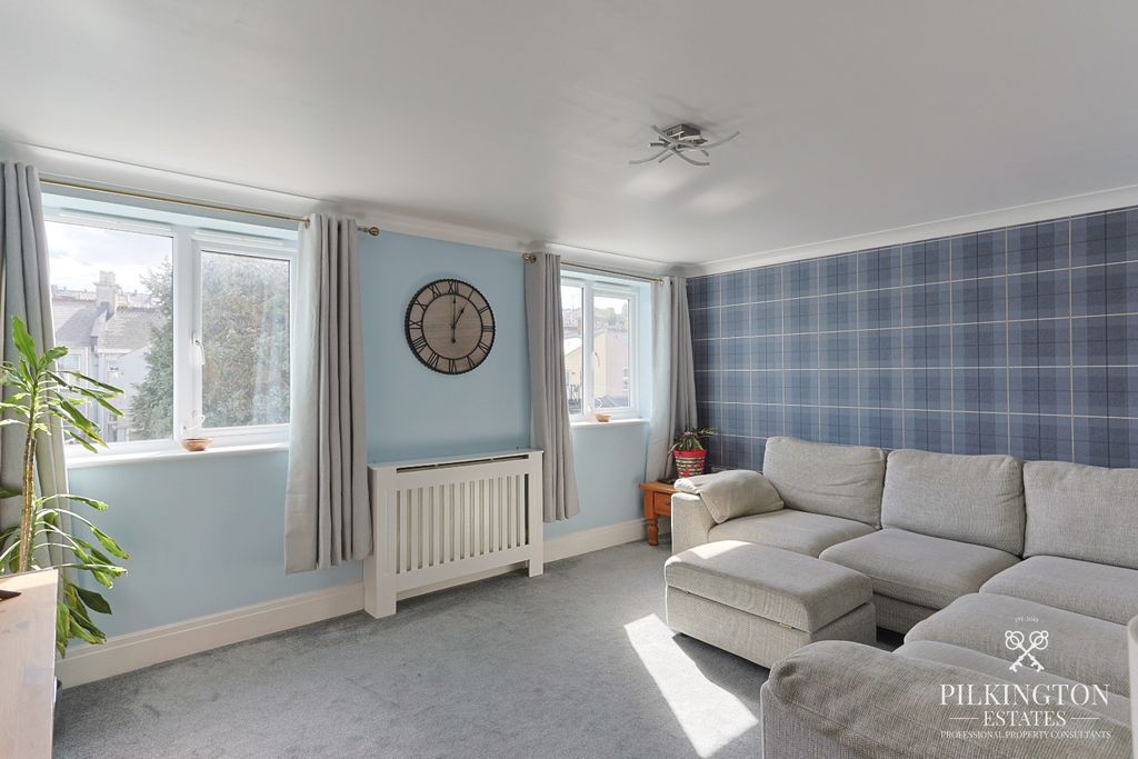Property photo 2 of 13 5550543