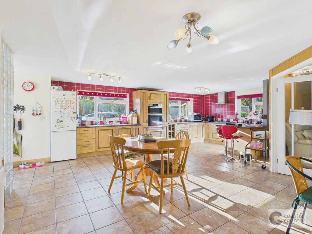 Property photo 2 of 27