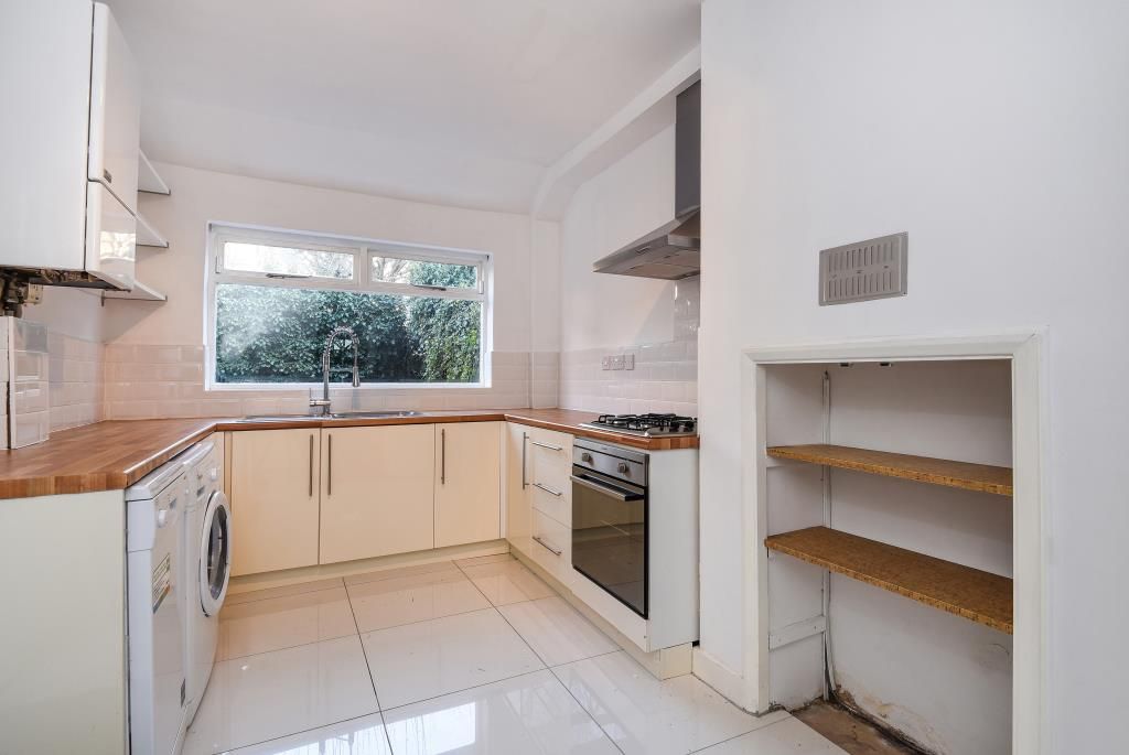 Property photo 3 of 10 Kitchen