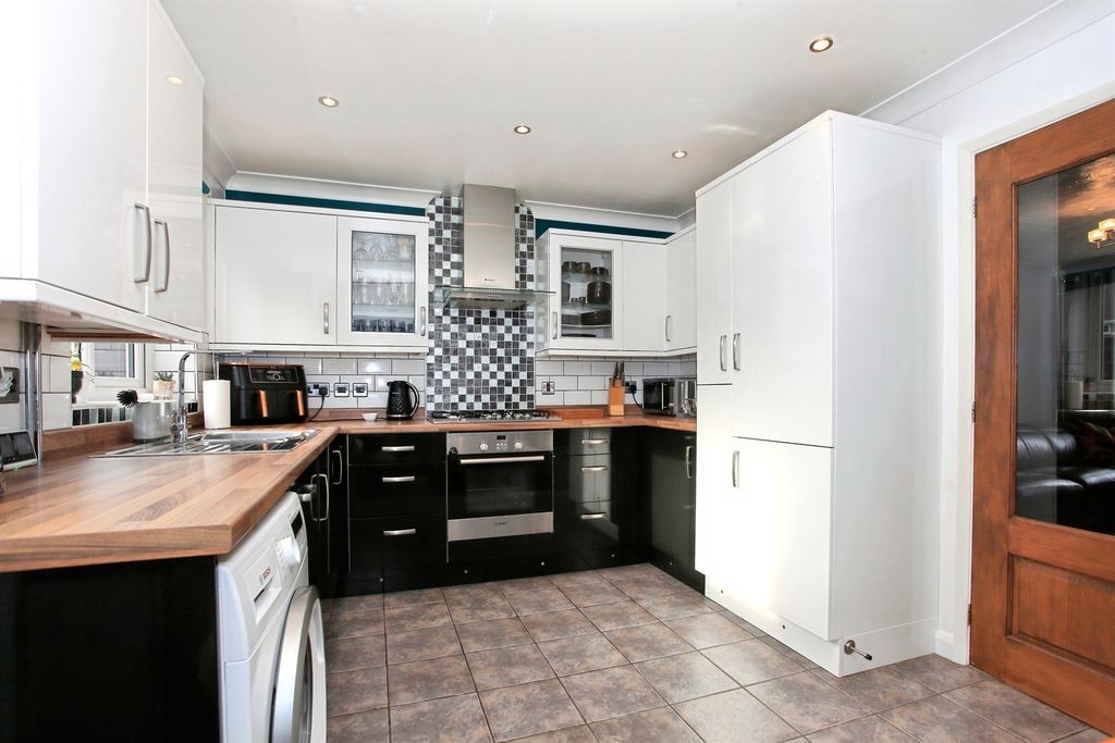 Property photo 3 of 14