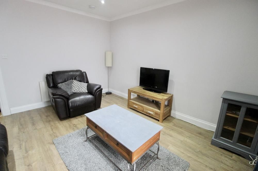 Property photo 3 of 8 Lounge 2