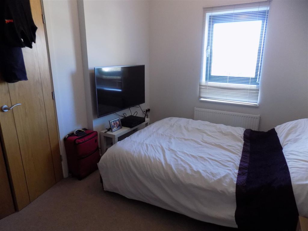 Property photo 1 of 6 Bedroom.Jpg