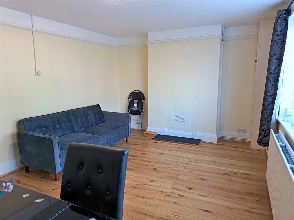 Property photo 2 of 12 Lounge
