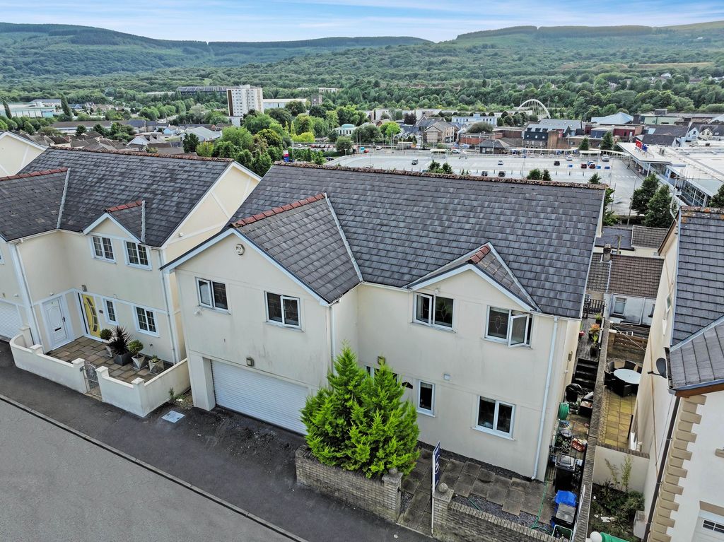 Property photo 2 of 39