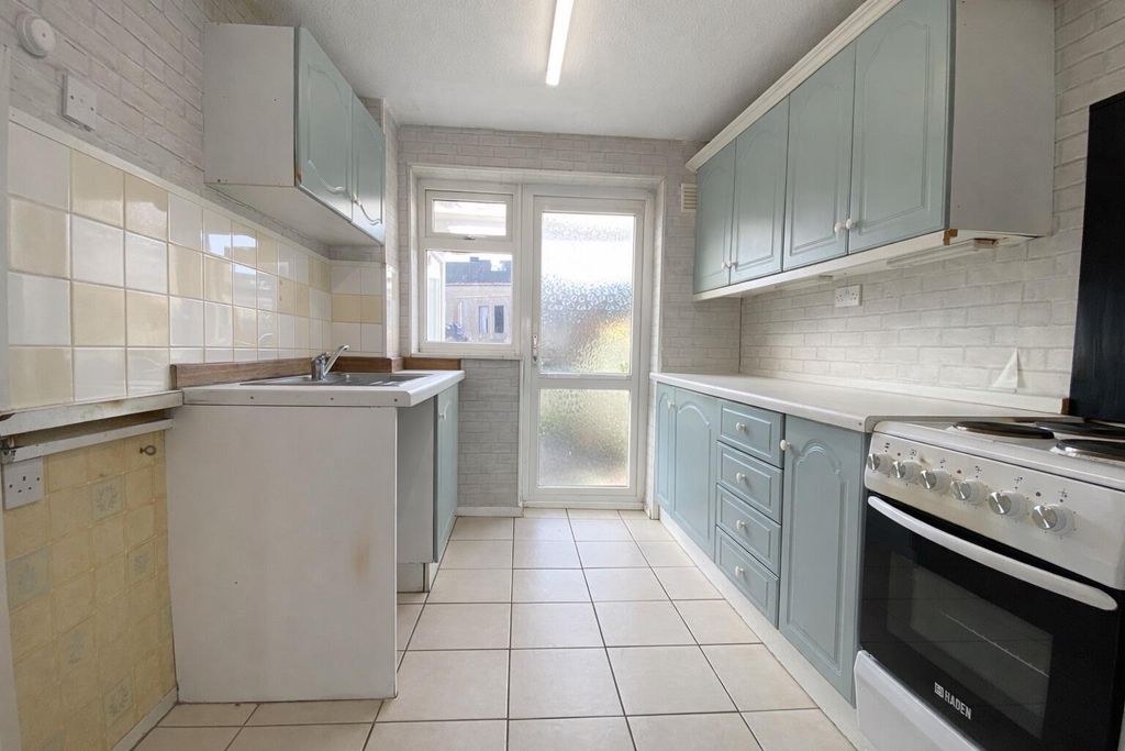 Property photo 3 of 10 Kitchen