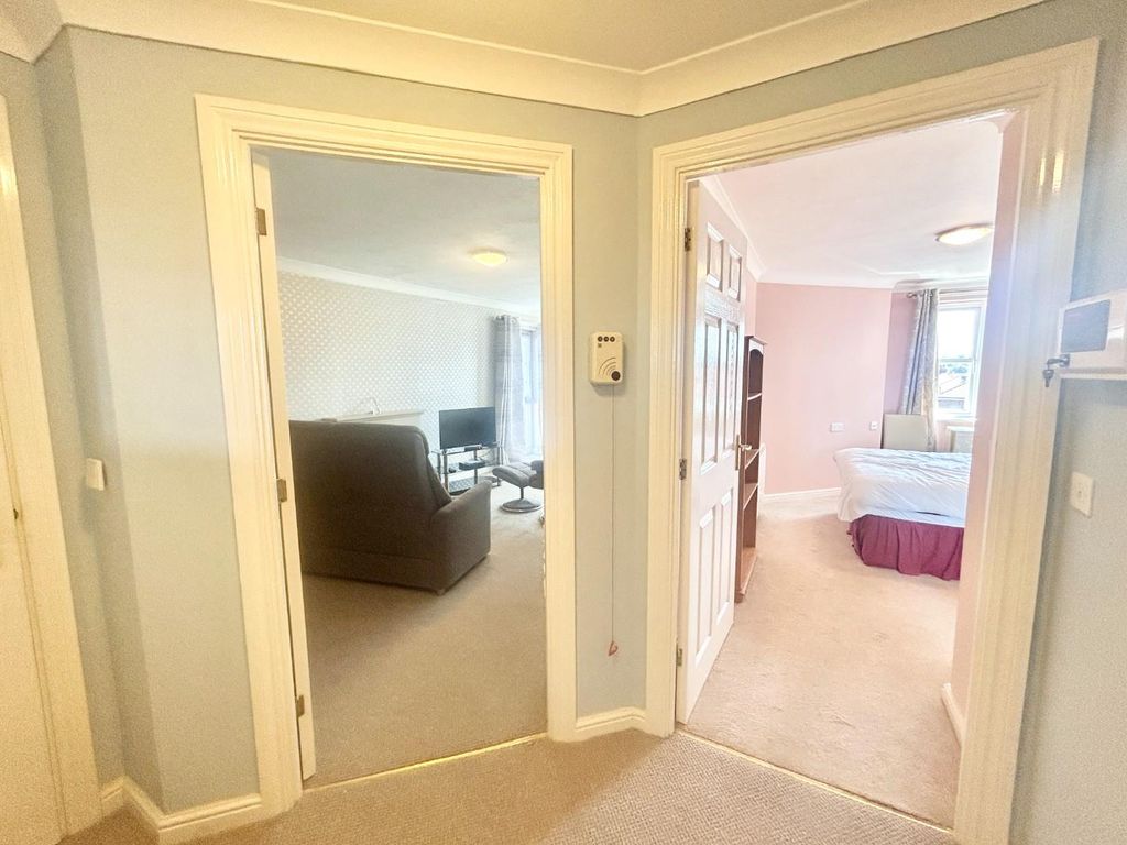 Property photo 3 of 28 Entrance Hall