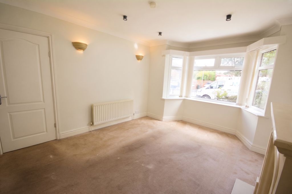 Property photo 3 of 13 Lounge