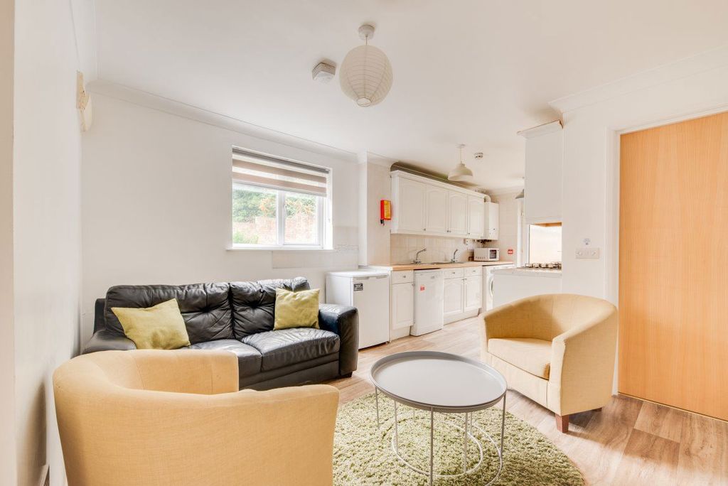 Property photo 2 of 32