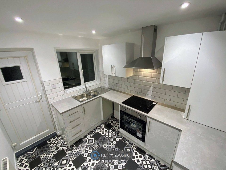 Property photo 3 of 12 Kitchen