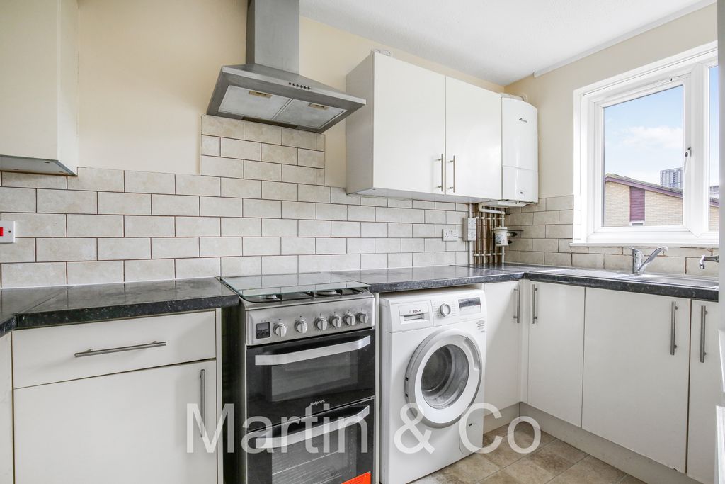 Property photo 2 of 13 1703061963- 26 Garrick Crescent, Cr0 - 13