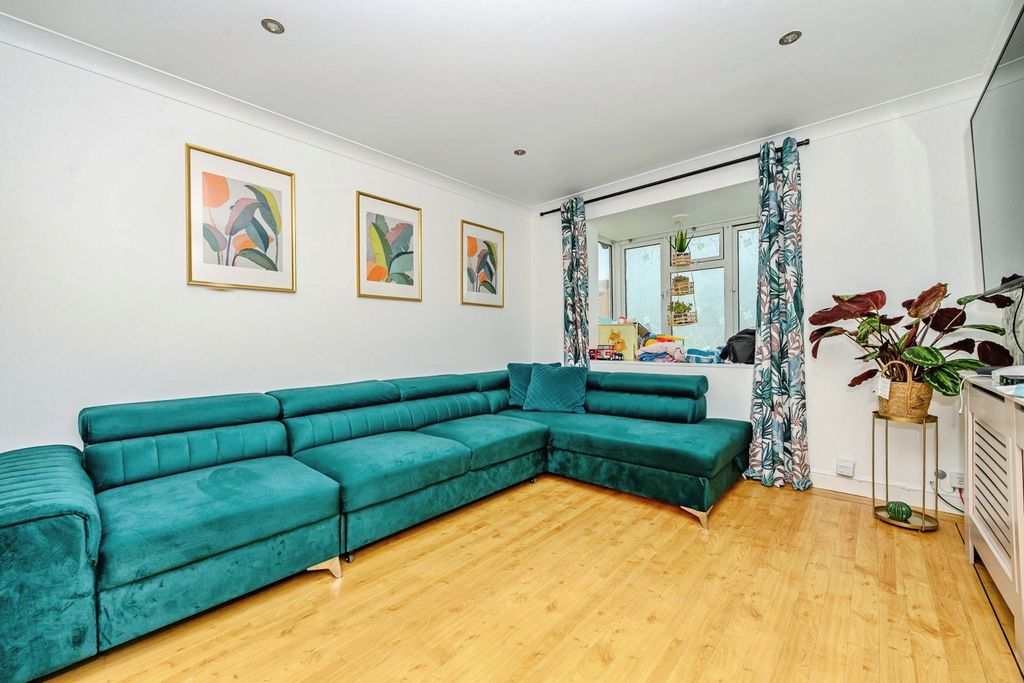 Property photo 3 of 16 Lounge