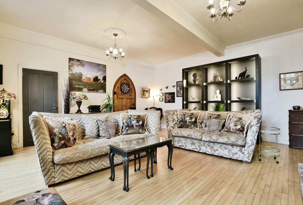 Property photo 3 of 20 Lounge