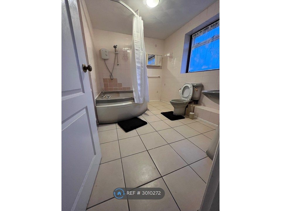 Property photo 3 of 8 Large Bathroom