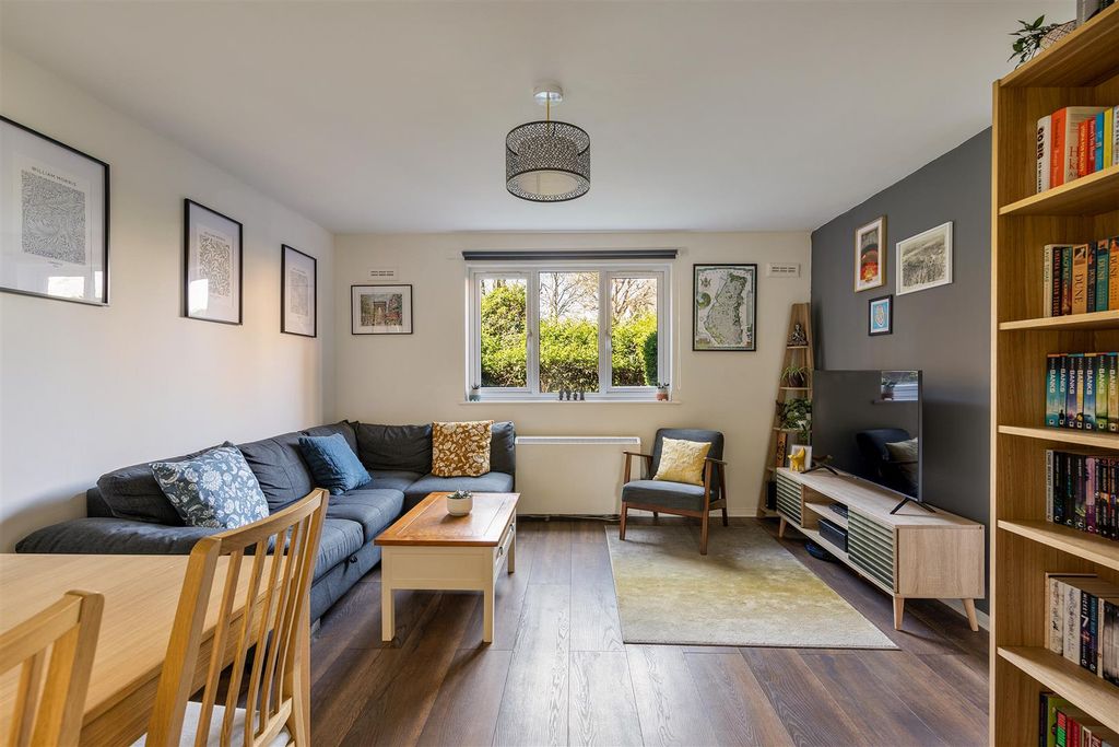Property photo 2 of 17 Green Pond Close, E17