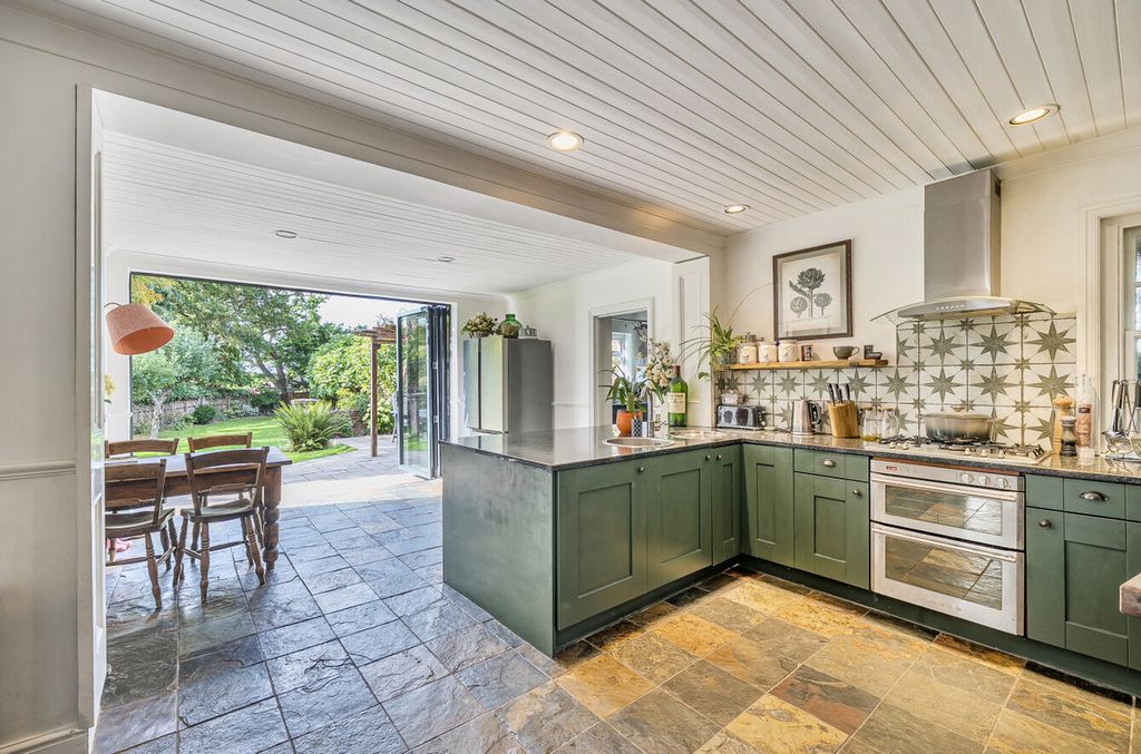 Property photo 3 of 27