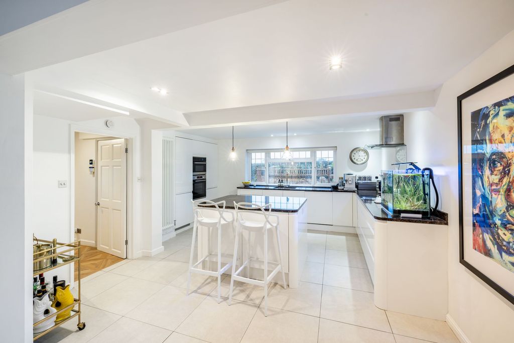 Property photo 3 of 23