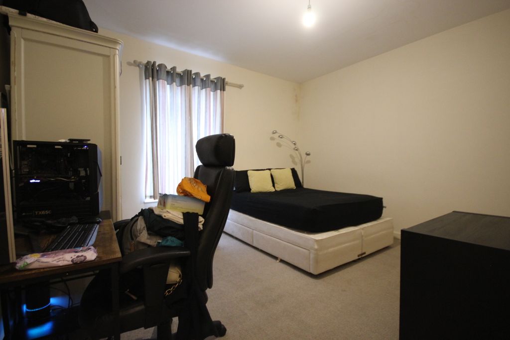 Property photo 3 of 14 Master Bedroom