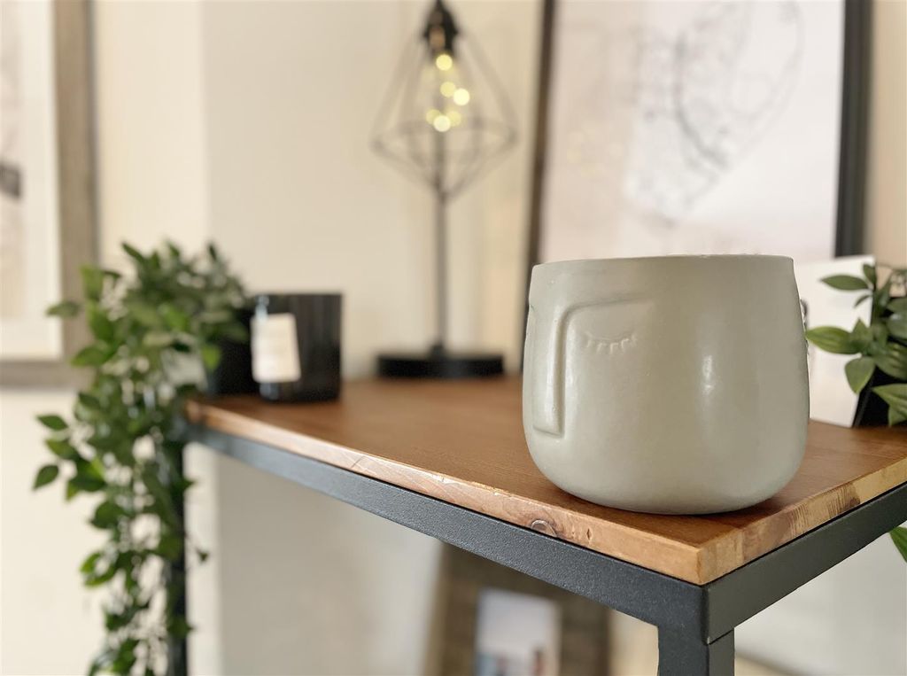 Property photo 3 of 19 Lounge Feature