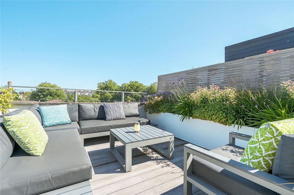 Property photo 2 of 29 Picture No. 25