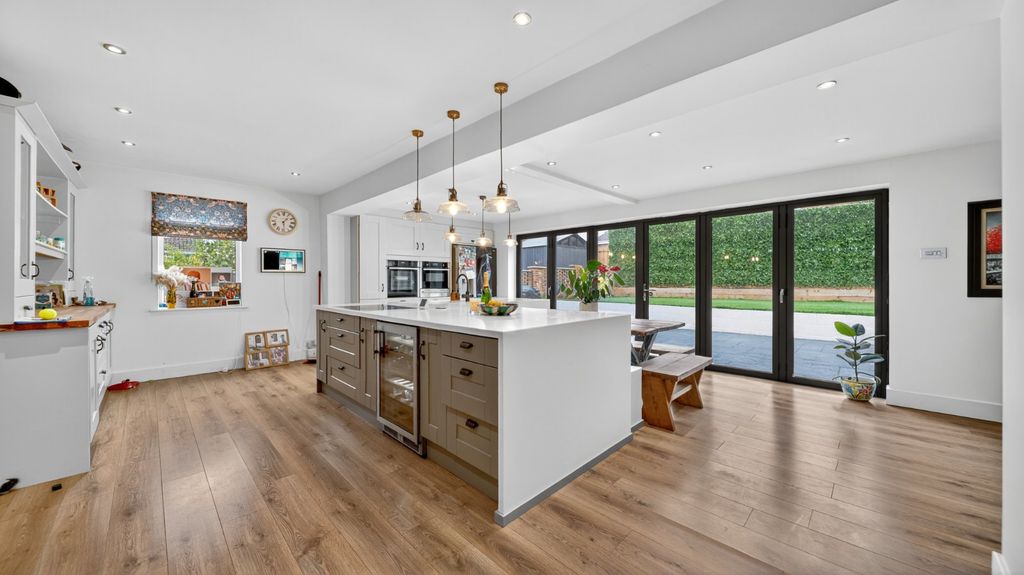 Property photo 2 of 25 Picture No. 12