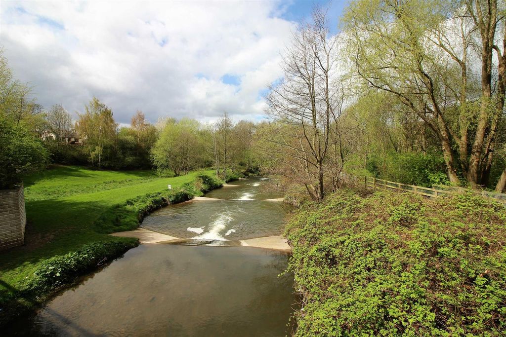 Property photo 2 of 12 Externally