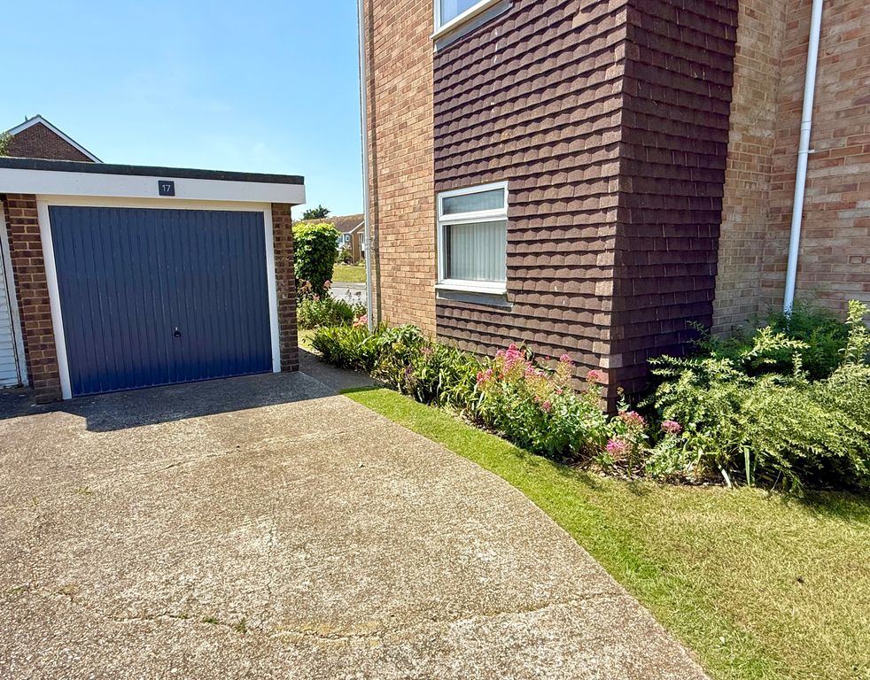 Property photo 3 of 20 17 The Martlets Garage