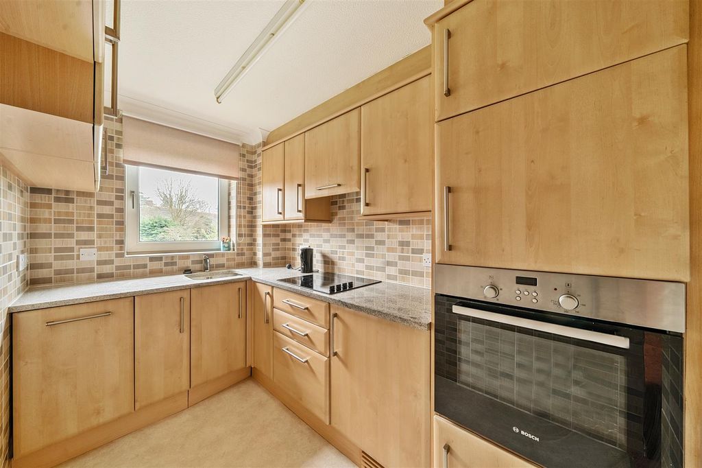 Property photo 3 of 10 Kitchen: